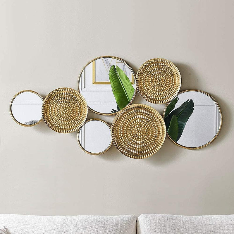 Home decoration metal wall ornaments, a mirror with multiple circular lenses, large modern wall art sculptures for decoration, suitable rooms, offices, and bedrooms. Dimensions: 45.3 x 1.9 x 21.6 inches. Made of gold material. C1365